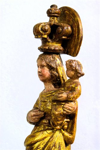 "Vierge à l'Enfant "  Sculpture en bois sculpté et doré